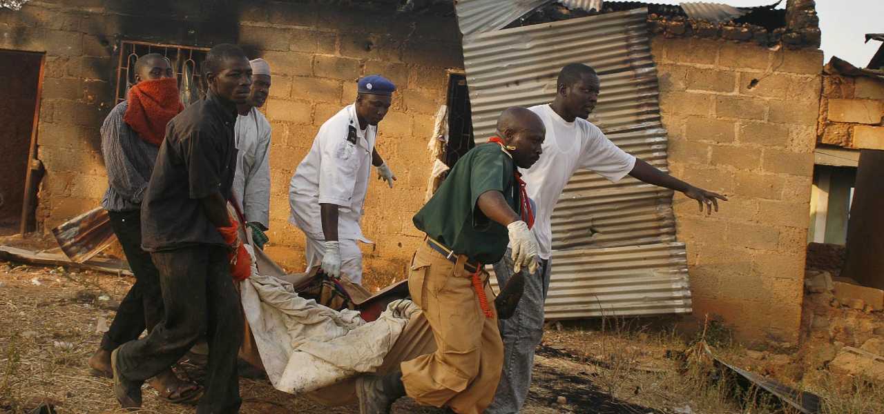 CRISTÃOS PERSEGUIDOS/Padre Gbuozo sequestrado, escolas visadas: Nigéria apela à nossa consciência